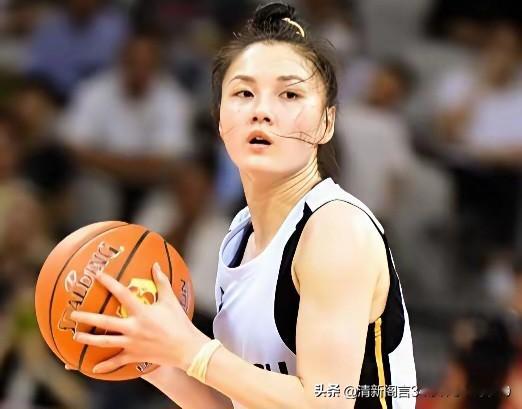 中国女篮真的需要李月汝吗？更需要的是稳定的三分远投！
李月汝的护照风波，对中国女篮的舆论影响远大于球队本身，中国女篮目前主要是围绕张子宇打造的两高三小阵容，只有在换下张子宇的情况下，才会考虑李月汝与韩旭组成的快攻阵容，介于李月汝长期未与球队合练，这种“临时抱佛脚”的行为，己经证明并不是一个有利于中国