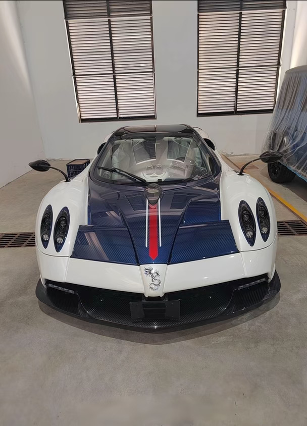 来自粉丝投稿，蓝牌帕加尼Huayra Roadster