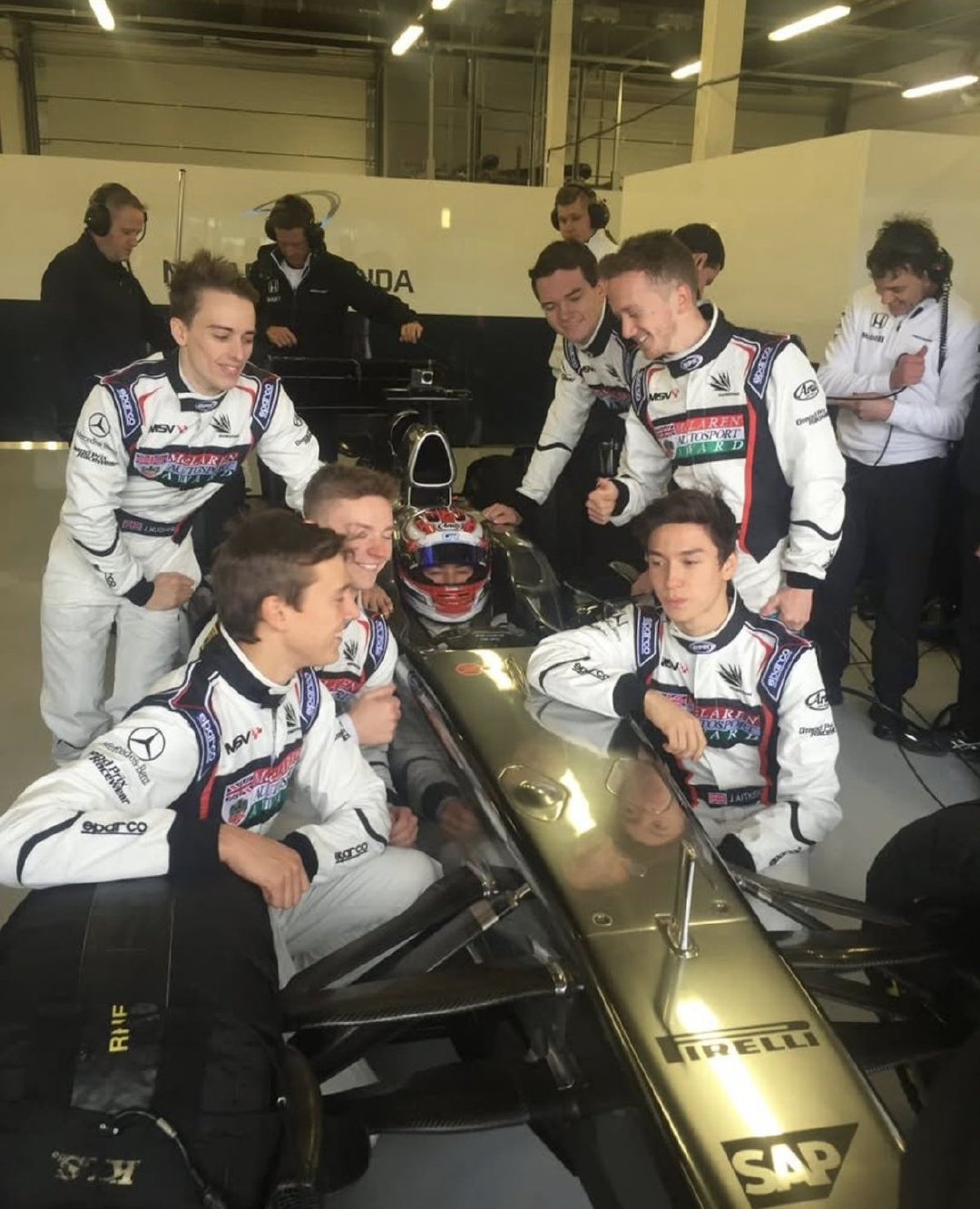 拉塞尔测试F1赛车时被围住合影（2015）

🔻 ( ▔ ! ▔ )

via.Lanan Racing ​