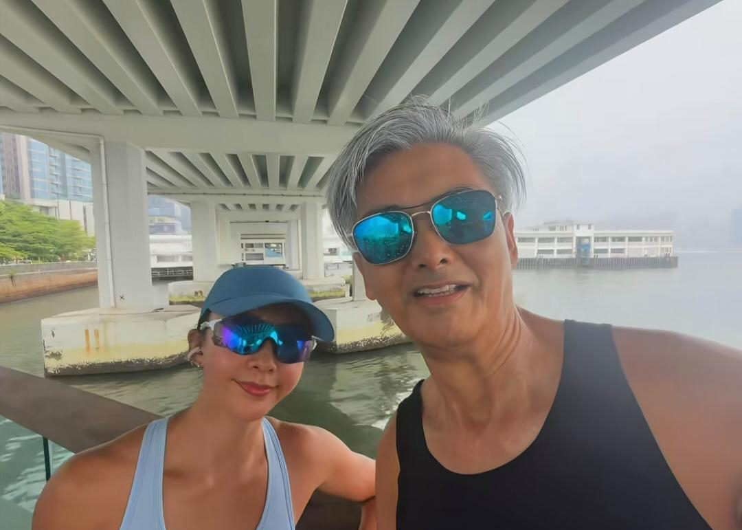 71岁周润发在香港晨跑被偶遇，他穿着一身黑色运动服，戴着大墨镜，显得格外耀眼，身材高大均匀，整个人状态超好，即使白发苍苍了，气质依然出众，精气神十足的好。
