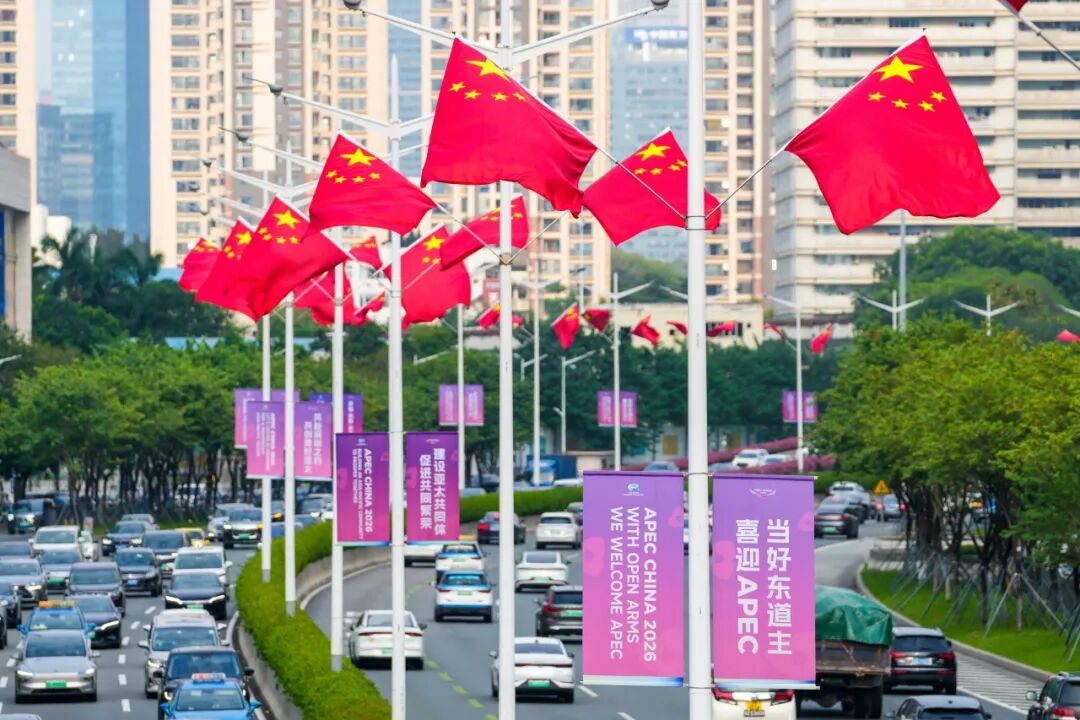 今天深圳交通运输局公布APEC期间交通指引，地铁公交打折，申报私家车自愿停驶的，发放纪念品。
  APEC会议对深圳来说，不仅仅是一次国际会议， 它也是深圳阔步向前通向世界的窗口，也是世界更加深入了解深圳的窗口。这次会议给深圳带来的也不仅仅是城市面貌的改观，对深圳的未来发展有深远的影响。也许在短暂的