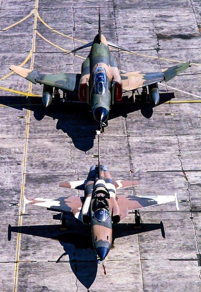 #军事图鉴[超话]# 上世纪80年代，美国空军第三战术战斗机联队的F-4E和F-5E飞机在菲律宾克拉克空军基地 ​