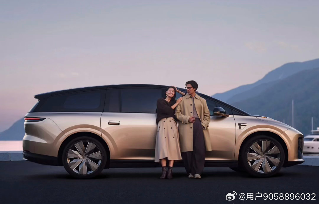 喜提理想i9🚗｜青岛提车打卡✅
对比了好几款车型，综合续航、车内舒适度、智能驾驶，最终选择理想i9。
在青岛西海岸吾悦广场理想汽车零售中心预定，必须夸夸销售小哥哥刘先文✨，服务热情周到，结合我的实际需求帮我挑选合适的车，全程细心讲解配置、功能，有问题随时耐心解答，购车体验超舒服！
往 ​