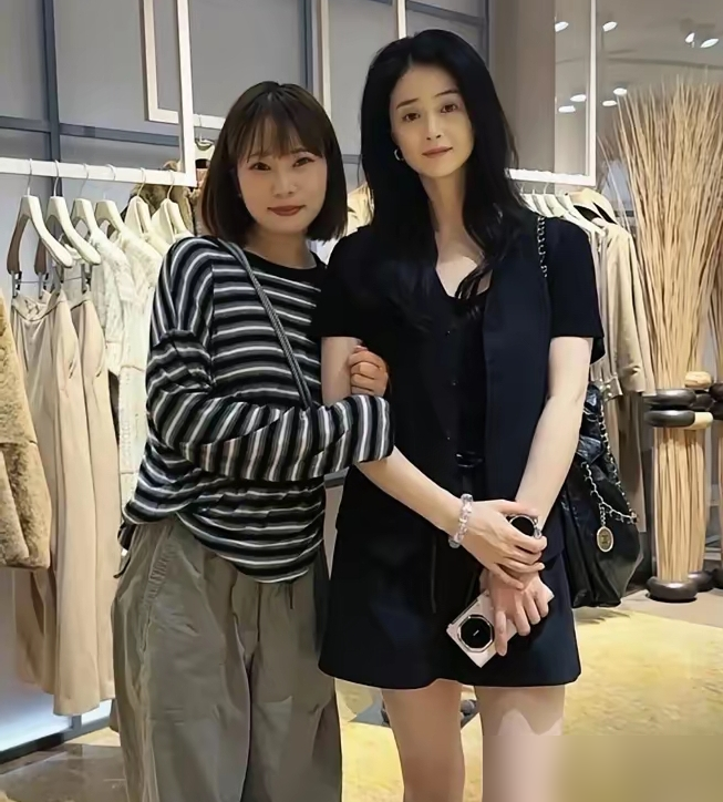 171的个子，饿到112斤还得被骂壮，这圈子是有多恨正常人类。
蒋欣为了红毯，自曝硬生生饿了两天，情绪崩了直接掉眼泪。从140斤往下砍，人是瘦了，生图里脸颊都凹进去了，精气神跟被抽干一样。
《小巷人家》里她演技封神，拿了白玉兰，结果热搜还是绕着胳膊粗细转。镜头有横向畸变，上镜胖十斤，于是内娱女星