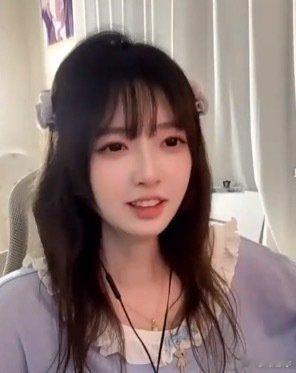 查理斯：我说实话阿雅真是有点变态好吧，我第一次和她聊天，反正就要睡觉了，公式化say goodbye，我出于礼貌发了个晚安，然后她给我来了一句起飞咯，然后我就只能扣省略号了，感觉被职场性骚扰了
#dota2# ​