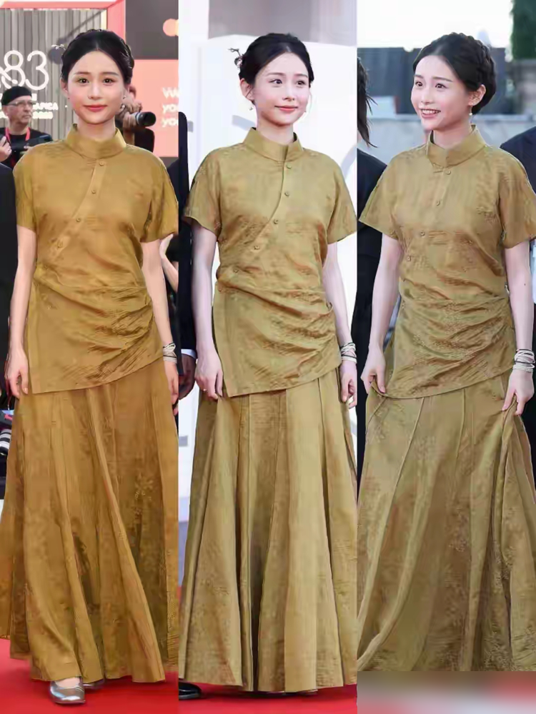 穿Dior就是丢质朴？李思潼在威尼斯被骂向资本低头，可现场一个动作，风向变了。
她没辩解。9月8日《给阿嬷的情书》专场放映，9月9日剧组又走上第83届威尼斯红毯。
王晓慧穿金色中式立领长裙站中间，李思潼一身黑西装立在一旁。
有人盯着西装喷，她却在王晓慧采访卡壳时，主动接过话头解围。
走红毯十