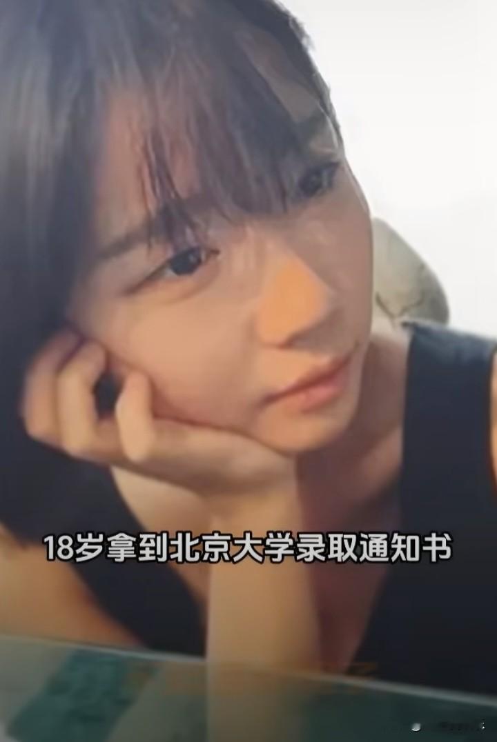刘恋的人生真的太酷了👍18岁考上北大，读完硕士，还曾是奥美总监。拥有让人羡慕的履历，却丝毫没有架子。舞台上自在歌唱，录播客时松弛通透，很有自己的思考。过往读书与打拼的经历，都沉淀成她独特又舒服的个人气质