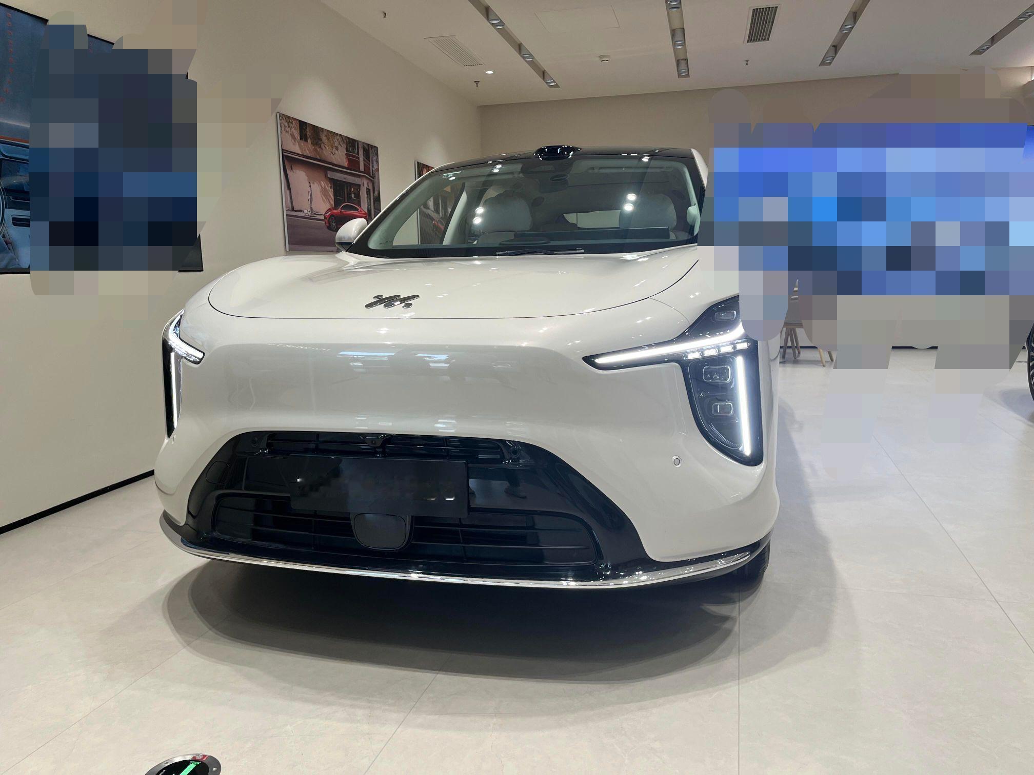 4S店试驾智己LS6：城市路段跑一圈，这台大车比想象中听话
这次试驾在城区一家智己 4S 店完成，到店登记后由顾问陪同，试驾车是店内提供的现车，路线选在拥堵的城市主干道加一段快速路，目的是看它在日常通勤场景里的真实表现。
外观走的是溜背轿跑 SUV 路线，车头封闭式设计搭配细长的贯穿灯组，侧面线条收