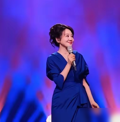 闫妮穿着黄裙子一上台，眼神就开始飘。旁边魏大勋站得笔直，嘴角疯狂抽搐，像被临时拽上台的部门实习生。她摇晃着唱《Mojito》，他僵硬着当背景板。网友说这哪是表演，分明是姐姐真喝了才上来的。今年9月20日她主动复盘，说去年那场确实有点出丑。胡歌坐旁边接梗：不是微醺，是微大醺。顺手还cue了不在场的魏大