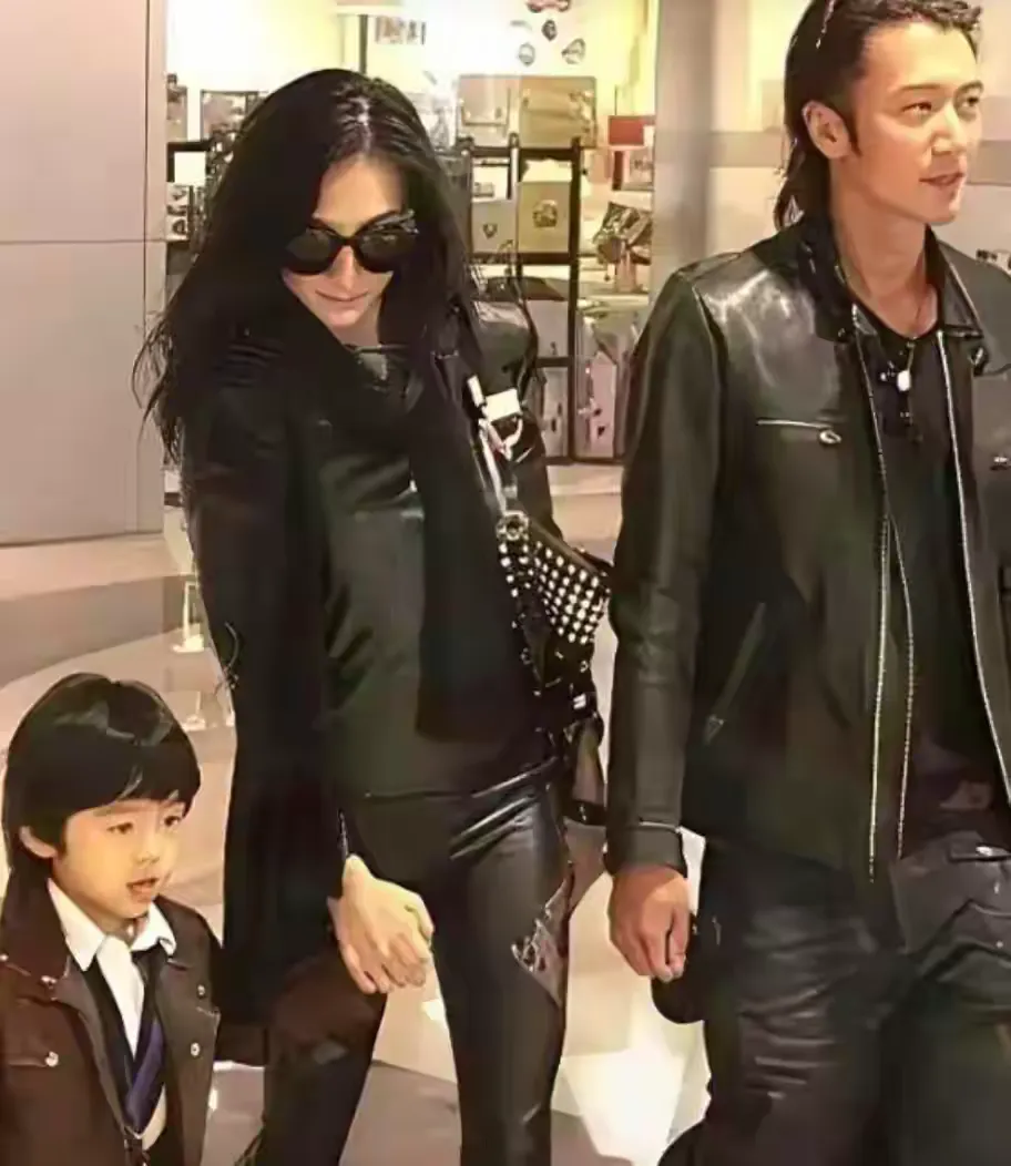 王晶道出内情：谢霆锋与张柏芝走到离婚这一步，根源其实并非艳照门。
回望过往，二人也曾有过万般甜蜜。张柏芝深夜细心为他涂药，谢霆锋更是在海滩跪地求婚，满是深情。
可步入婚姻之后，张柏芝曾在片场当众让谢霆锋陷入窘境，令他颜面尽失，当场脸色铁青。
对男人而言，体面是很重要的底线。不爱了可以好好收场，但切忌