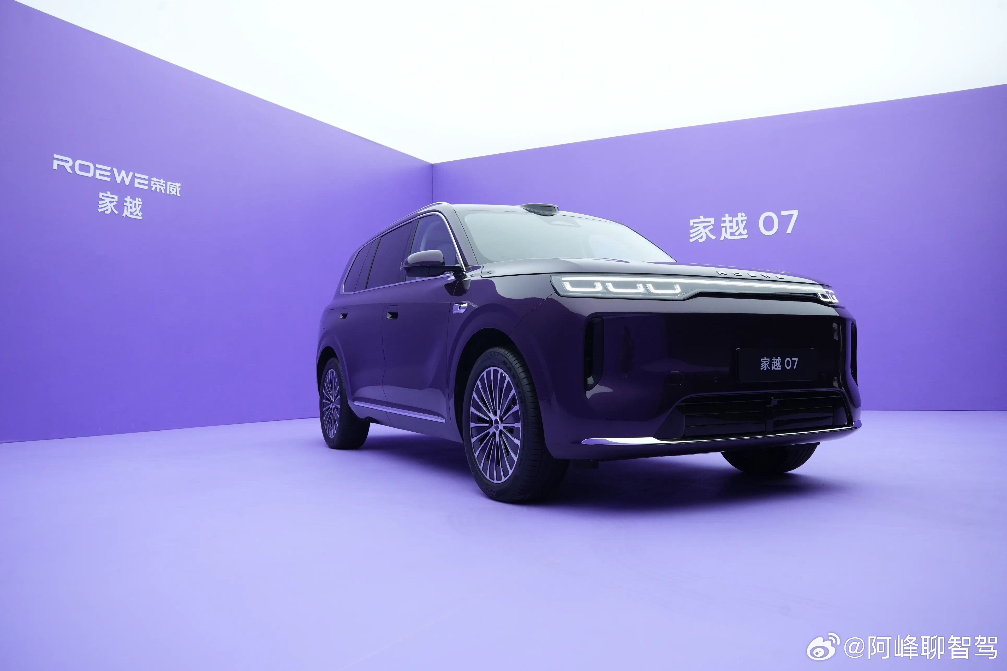 热搜上看到“王一博造型郭琪”，大家夸王一博帅，但幕后那个造型师郭琪才是让照片出圈的关键。作品能被记住，背后总有个人把光调对。车子也差不多，你看到的是图和参数，背后是工程师和设计师的取舍。
今天我在网上看到荣威家越07的图，第一反应是这车的“造型师”哪请来的？上汽荣威跟字节火山引擎深 ​
