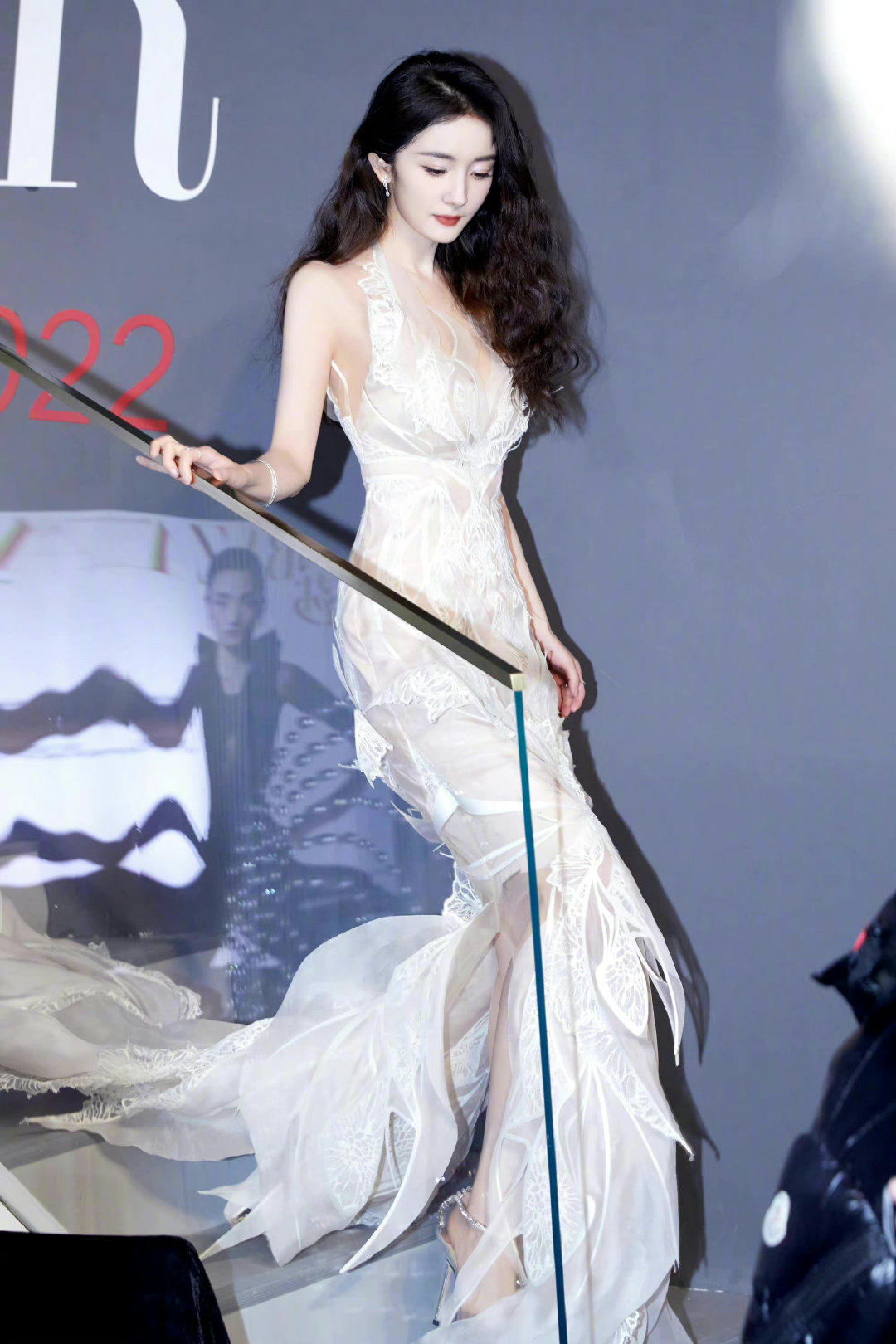 #杨幂芭莎盛典官宣图C位# 杨幂C位太正常了，来回顾一下这套出圈的经典造型，美得很安心[爱慕] ​