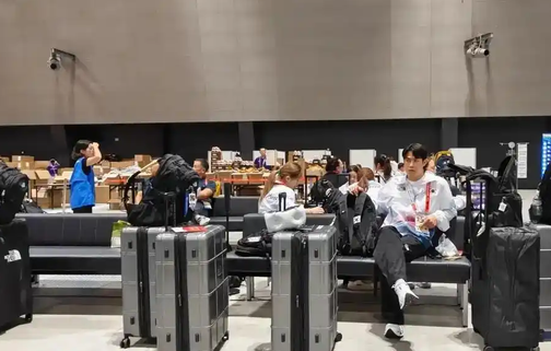 12点15分，飞机准时落地。下午6点，体操队才终于上了车。这中间5个多小时，241名中国运动员被困在名古屋机场交通中心，现场没有一口吃的，只有水。一名运动员跟记者说了一句话，让人哭笑不得——&34;这些事情，比比赛更难。&34;

先说说这届亚运会是个什么规模的赛事。2026年爱知·名古屋亚运会，注册运动员和官