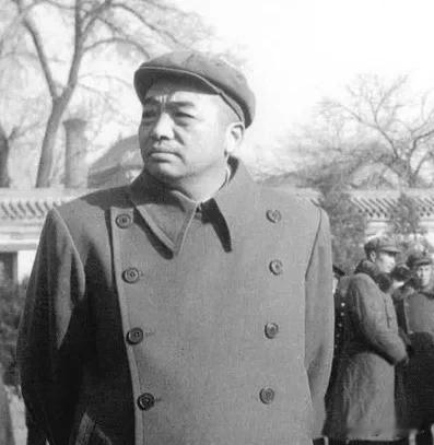 1987年，77岁高龄的彭德怀元帅原配妻子刘坤模，不顾年岁已高、路途劳顿，专程从哈尔滨长途奔波，回到湖南湘潭乌石镇。她这次回乡没有亲友要探望，唯一的心愿，就是走进彭德怀故居，好好看一看这座承载了她一生记忆的老宅院。
 
岁月流转数十年，世间人事早已物是人非。曾经的青葱少女早已满头白发，当年意气风发的