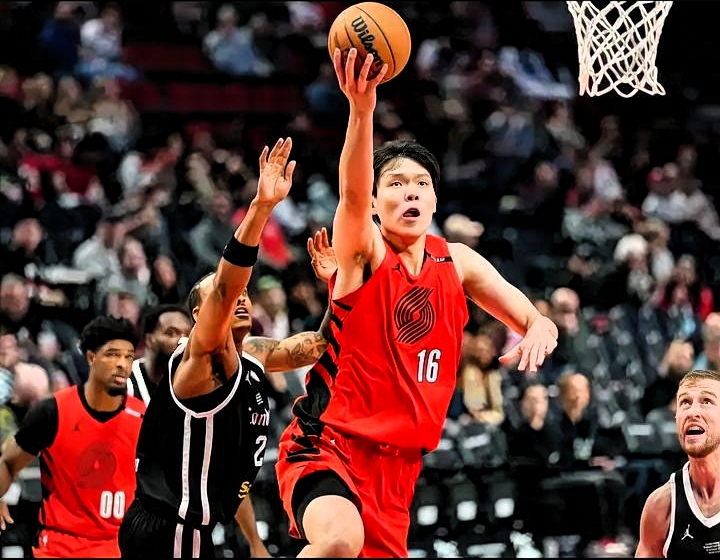 NBA传来杨瀚森的好消息，开拓者主帅诺里夸赞，我对他表现很满意！
我今天看到消息，NBA季前赛开拓者对阵Lions，并以119-66狂胜！
杨瀚森出战22分钟，投篮8投6中，三分球1投1中，砍下13分4篮板4助攻。
不管怎么说，杨瀚森都需要这种鼓励，需要足够的时间在场上历练自己，并证明自己。
希望里