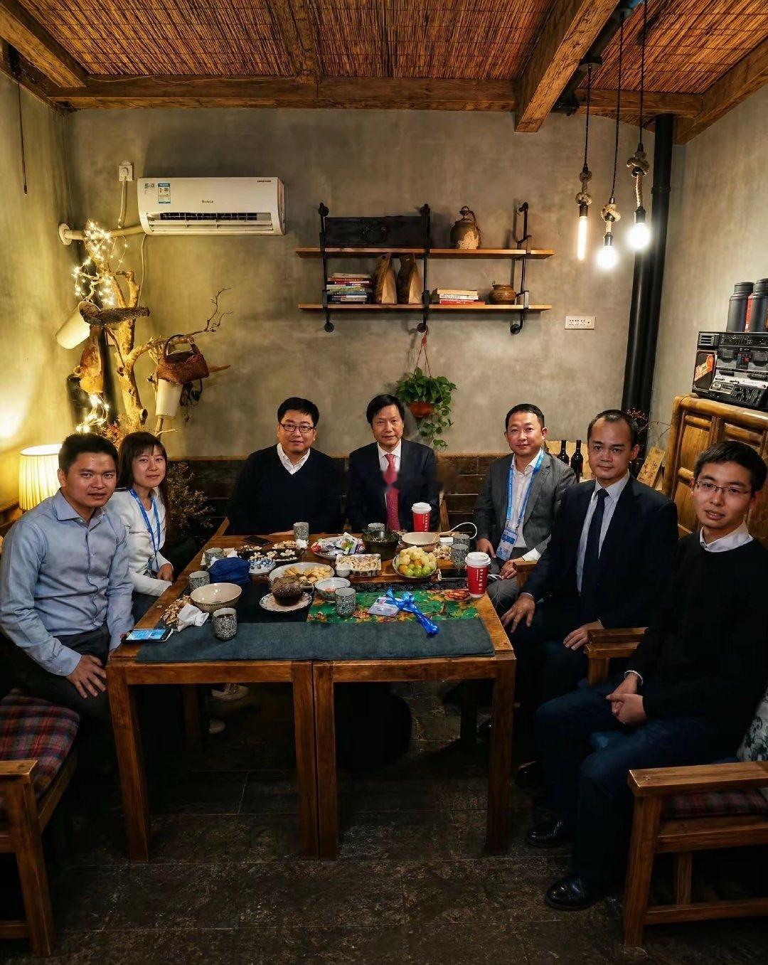据说，这是宇树科技王兴兴和科技大佬们的一次饭局。
时年27岁的王兴兴资历最浅，
只能坐在最边上。
我只认识图片中有小米科技的雷军和美团的王兴，
据说雷军的顺为资本是宇树科技的投资方，
其它的几位大佬，是哪些人？
你都认识吗？

#宇树科技发行价150.8元# ​
