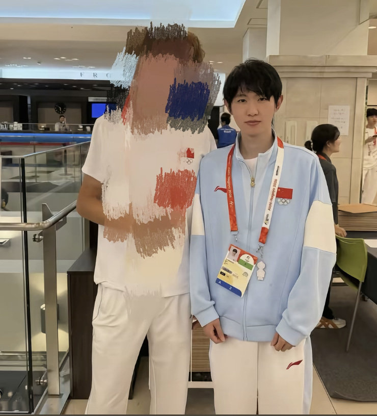 白菜们我想问问这个萌萌一诺的人形立牌在哪里呀，我也想合照[卡皮巴拉] ​