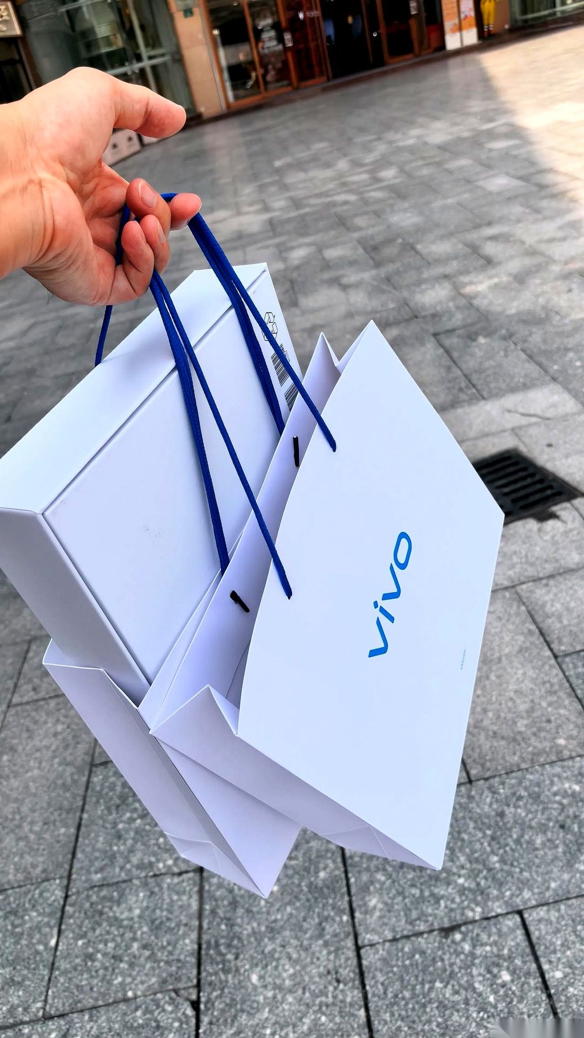 广州白云百信广场的vivo门店里，有顾客刚掏7505元提走了一台12+512版本的X500ProMax。
最绝的是连他自己压根都没算清光顾过几回，直到销售当面把从x100到x500的购买明细盘出来才恍然大悟。
至于那套包含手机支架和磁吸麦克风的创作礼盒，全被当成了铺垫下一次进店刷卡结账时的见面礼。