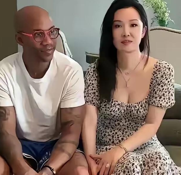 一个纽约人成了武汉女婿，网上吵翻了，背后只是爱情吗。
马布里1977年生在纽约布鲁克林，NBA时期被叫“独狼”，后来到CBA打球，在北京首钢拿过三个冠军。2025年4月，他用中文说“中国女婿，武汉女婿”，这句话让很多人注意到他的再婚。
他的前一段婚姻持续约二十余年，2023年离婚。2025年2月，他
