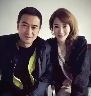 李念和张嘉益演完《蜗居》之后，有九年完全没联系过。
后来李念去探班，两个人又在剧组重逢了。
最触动我的是张嘉益当时的反应。
九年没见，他没装得特别热情去拉客套，也没显得尴尬，就说了句“你来了”，接着看了看她说：“念念长大了，演戏也稳了。
”
就这么一句话。
成年人其实大多这样，各自结婚、忙工作，几年