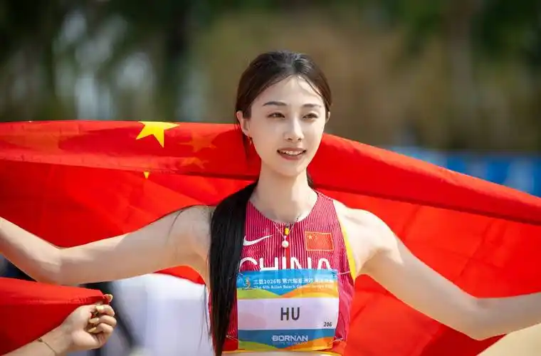 跳高女神胡麟鹏近日官宣退役，此前不久刚与男友李麟订婚。据相关信息显示两人年纪相差8岁，胡麟鹏出生于1995年，李麟出生于2003年，是田径跳高队新锐。这对姐弟恋已恋爱三年，是我国体坛罕见的姐弟恋+同项目双顶尖的夫妻。祝福他们胡麟鹏