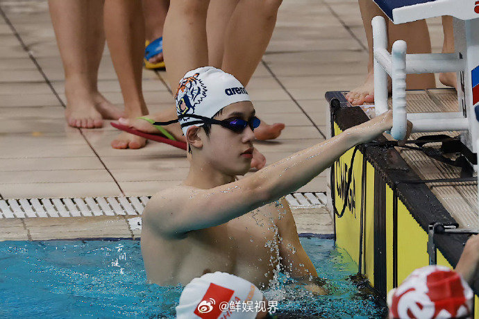 #官俊臣限时回归游泳赛场##官俊臣终于又游泳了##官俊臣游泳比赛小组第一#限时回归依旧统治仰泳赛道，官俊臣代表重庆大学出战，100 米仰泳轻松拿下第一名，多年功底从来不会辜负。 ​