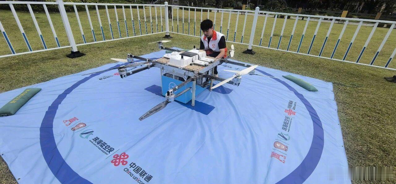 #精品网络智联中国#【“无人机外卖”6分钟送达，中国联通助力珠海低空即时零售项目落地】近日，中国联通联合广东珠海香洲区南屏镇北山社区、万雪汇等单位打造的“北山古村—万雪汇”低空物流配送示范航线完成首飞。试飞现场，物流无人机从北山古村起飞，沿预设航线穿越街区上空，约6分钟抵达万雪汇，成 ​