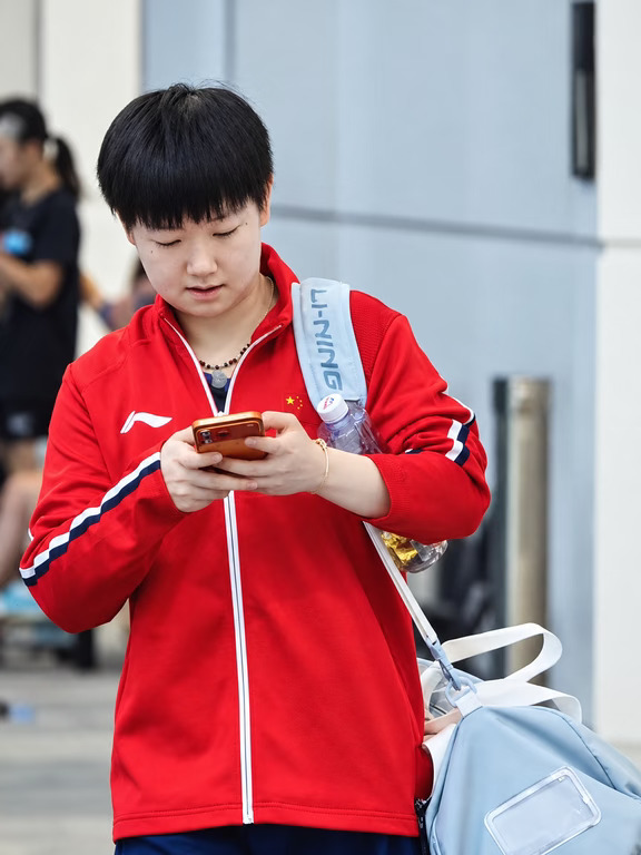 啊？孙颖莎这边 OPPO 合同刚一结束，就立马换上 iPhone 了？