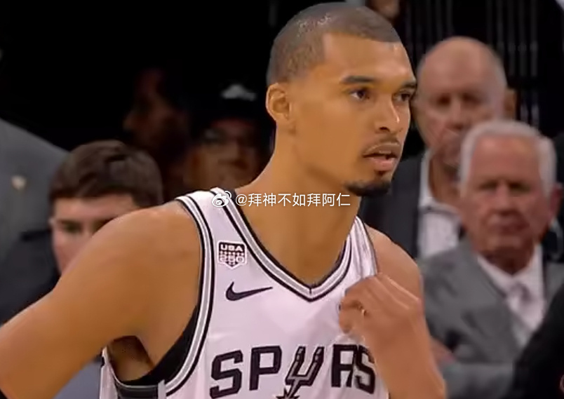 NBA总决赛G5，马刺今日主场对阵尼克斯。  在第三节比赛中，文班在防...
