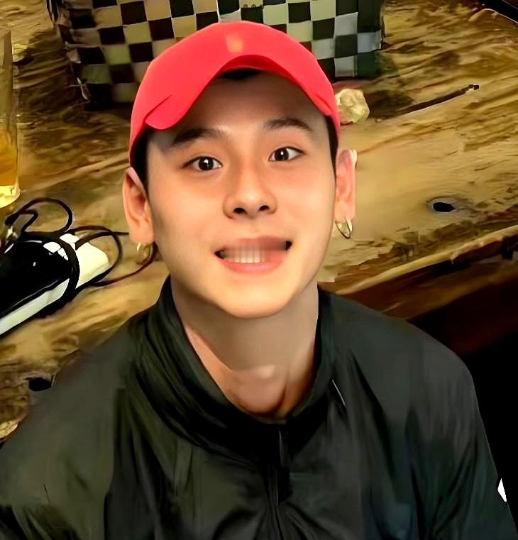 前六集出场才三分钟，一段二十秒的电梯戏，让代旭粉丝从不到十万涨到一百六十万。

魏大勋演孟宴臣，一个月全平台涨粉四百多万，直接开创了“配角上桌”。

邓凯临时救场演反派，减重十五斤，剧播完涨粉超百万。

蒋奇明更绝。

演哑巴靠眼神拿了白玉兰最佳男配，一句“找我最安全”全网刷屏。加上演疯批反派的王传