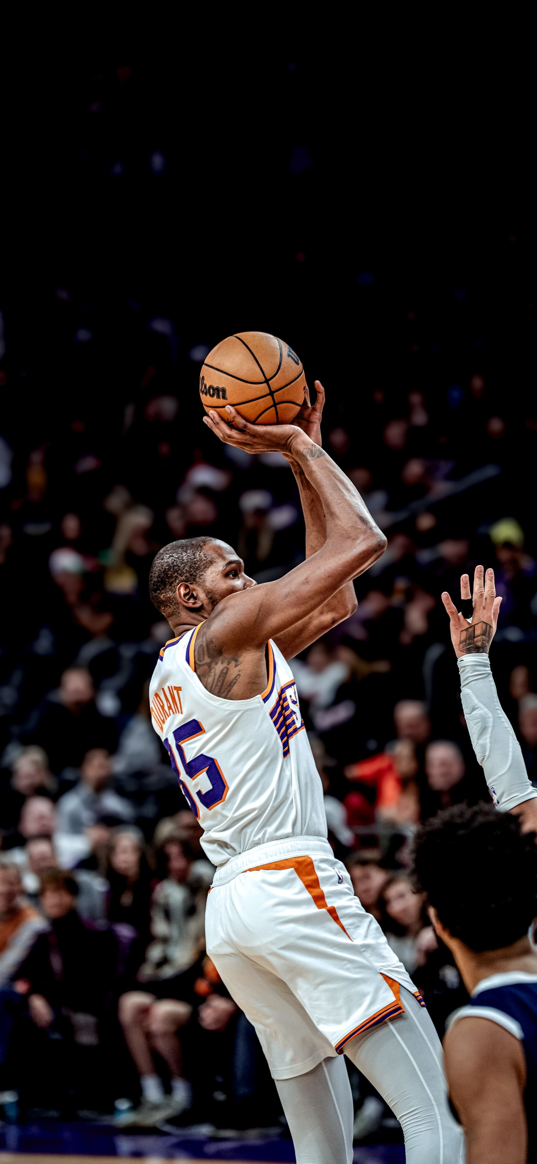 #杜兰特NBA历史总收入第一#

很有意思的一点，杜兰特成为历史薪资总收入第一，职业生涯却多次主动选择降薪。勇士时期为了球队阵容，放弃更高薪资完成续约；火箭续约时，明明可以拿两年 1.2 亿全额顶薪，主动放弃 3000 万，给球队留出操作空间。

一边多次自愿降薪成全球队，一边累计总薪资突破近 6 亿 ​