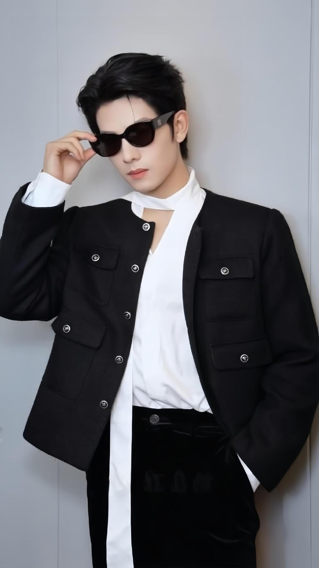 #当摇界祖师爷遇上河南舞王##曾辉也太会摇了吧#好期待之后曾辉解锁更多舞台，这次和祖师爷的联动已经让人意犹未尽，等着辉子带来更多惊喜。 ​
