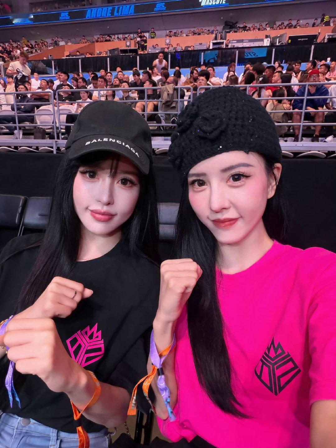 #by2[超话]##by2现身ufc上海站# 
UFC格斗之夜 姐妹俩也到现场加油助威啦[打call][打call]
悄悄说一句：巡演快快安排起来[送花花][送花花] ​