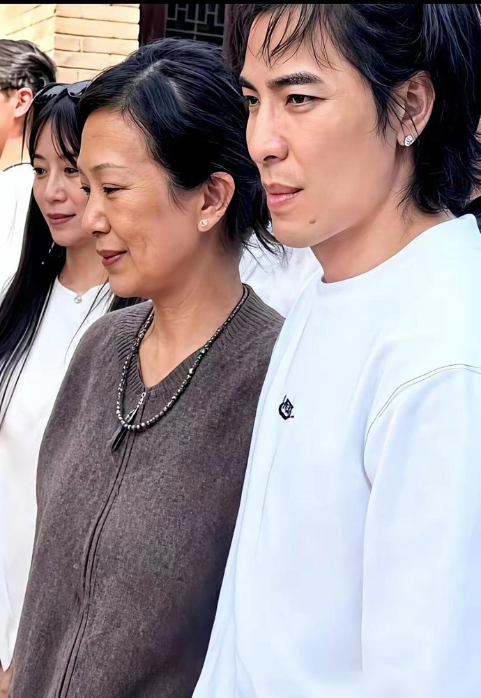 右手肌腱撕裂二分之一，萧敬腾包着绷带照样上台。旁边站着林有慧，被自媒体追着骂“老得快”。
9月3号，他疼得连金属汤匙都拿不稳，确诊狄奎凡氏症，俗称“妈妈手”。五天后做微创手术，绷带还没拆，就拉着老婆出席公益记者会。
捐了两台钢琴，市价超百万新台币。夫妻俩站一块儿推广“带小孩干大事”，他右手缠着纱