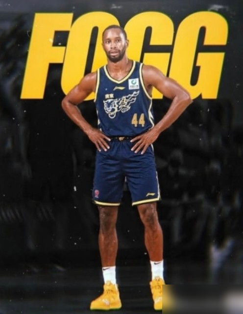 弗格真要穿宏远44号球衣？辽篮没留优先续约权，这事就离谱。广东原定的萨姆纳热身赛手骨折了，急得连夜找人，结果捡了个最熟的。弗格在辽宁拿了几个冠军，现在转头打老东家，两边球迷直接吵翻天了。有辽宁球迷喊白眼狼，广东那边回职业联赛谈什么感情。说穿了，外援就是来挣钱的，谁给合同谁就是东家。