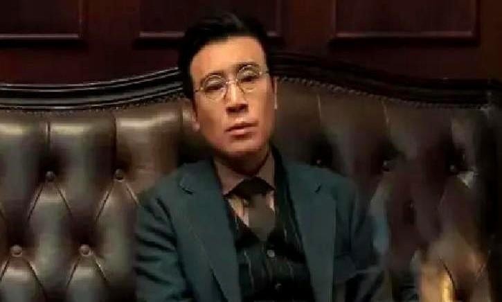 这话听着像骂人。但李雪健说这话，是在《历史的天空》拍完之后。
于和伟演的是万古碑，剧里坏事做尽、遭人唾弃。真正让李雪健记住他的，是坟前那场戏。剧本上原本没有唱歌两个字。
于和伟自己找导演高希希商量，硬把这场戏加了进去。他还自己设计了道具，一支钢笔，唱的是《教我如何不想她》。高希希先让他试试看，结果原