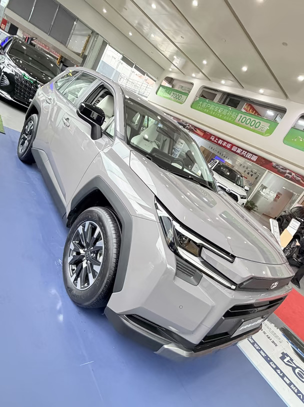 全球第六代RAV4荣放，都市越野我全都要
🚗全球第六代RAV4荣放，多维度升级
满足日常舒适通勤 ，与自由野外探索
切换出行模式 ，解锁多元生活
全能伙伴给你"全都要"的底气
1️⃣强悍外表下的都市精致美学
锤头鲨机盖+横向熏黑格栅
SUV的力量感巧妙兼顾都市的精致
远看有力量 近看更精致
全新体验直接拉满
2️⃣无畏全地形 一车征服
一车征服全地形
一键切换多地形模式
让你见识全能型SUV的硬实力做新时代年轻人探索世界的实用品
3️⃣减震黑科技 化颠簸为坦途
公路更稳 烂路更柔
一切源于全球第六代RAV4荣放的悬架系统升级低速不颠、高速不晃的舒适驾乘体验拉满
有悬挂表现突出加持 再颠簸也不怕
2️⃣危险秒预判 拒绝鬼探头
PCS预碰撞安全系统
多维度监测范围大幅提升 车辆秒级刹停
多场景全覆盖 捕捉风险
无论通勤还是探险 让你安全感满满
5️⃣移动豪华客厅 愉悦一路随行
探险从不向舒适妥协
全球第六代RAV4荣放内饰大升级
大空间内精雕细琢 还原家的温度
静谧随行 长途探险自在...