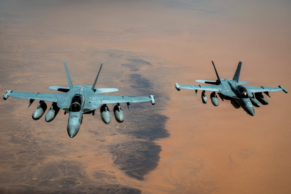 美国海军的E/A-18G电子战机在中东上空巡逻，继续执行对伊朗的封锁。截至8月27日，美军已指令75艘商船改道，使三艘商船失去行动能力，并对两艘商船进行了登船检查，以确保相关船只遵守封锁规定。 ​