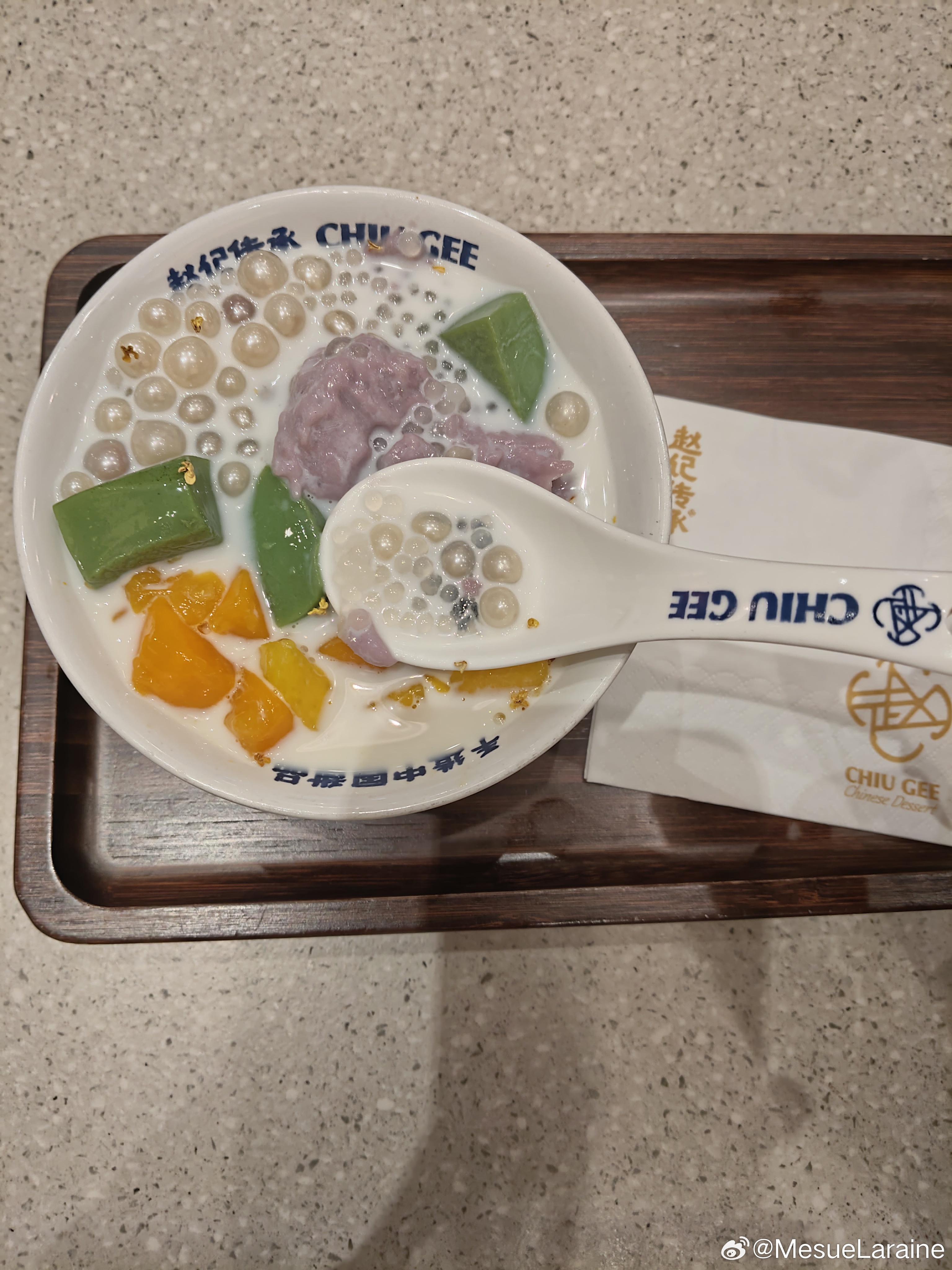 9月30日，在江南中东商场的连锁店，广式糖水连锁品牌店品尝甜品中赵记传承特色椰奶甜品。