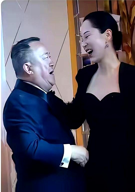 活动现场曾志伟抬手摸上海清的脸，举止都越界成这样了，海清不仅没躲，脸上还全程陪着笑，看得人浑身难受
 

海清可不是刚入行没背景的小姑娘，手里握着一堆国民爆款剧，早就是内娱站稳脚跟的一线青衣。换成普通人遇到这种冒犯，当场就得翻脸，但她硬是站在那把不适咽了下去，甚至连嘴角上扬的弧度都不敢收
 

名利