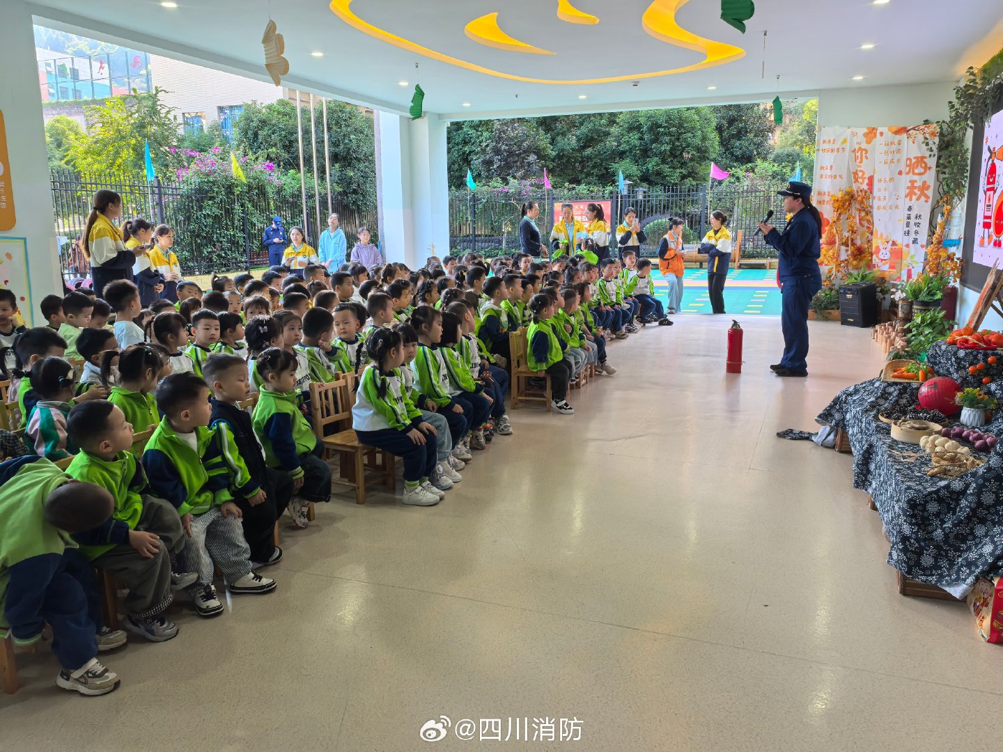 #川川讲消防[超话]# 【#巴中小小萌娃学消防#】为筑牢校园安全防线，把消防安全种子种进童心，近日，走进幼儿园，开展消防培训与应急演练。宣传员用童趣易懂的语言，给小朋友讲解火灾危害、防火要点、如何正确拨打119火警电话以及火场逃生自救等实用知识。#川川一线事# ​