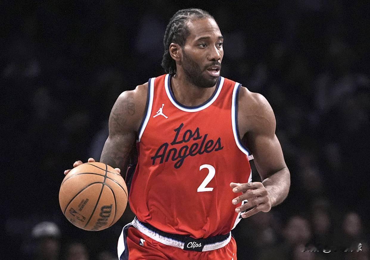 NBA针对快船违规招募伦纳德的重磅罚单还没降温，事件再度升级：美国司法部已经介入，开启刑事调查，这已经超出联盟内部处罚范畴。
 
回顾之前联盟调查结论，快船当年涉嫌通过关联企业给伦纳德安排秘密场外代言，不用实质干活就能拿钱，变相绕开工资帽吸引球星。联盟开出重罚：3000万罚款，没收5个首轮签，老板鲍