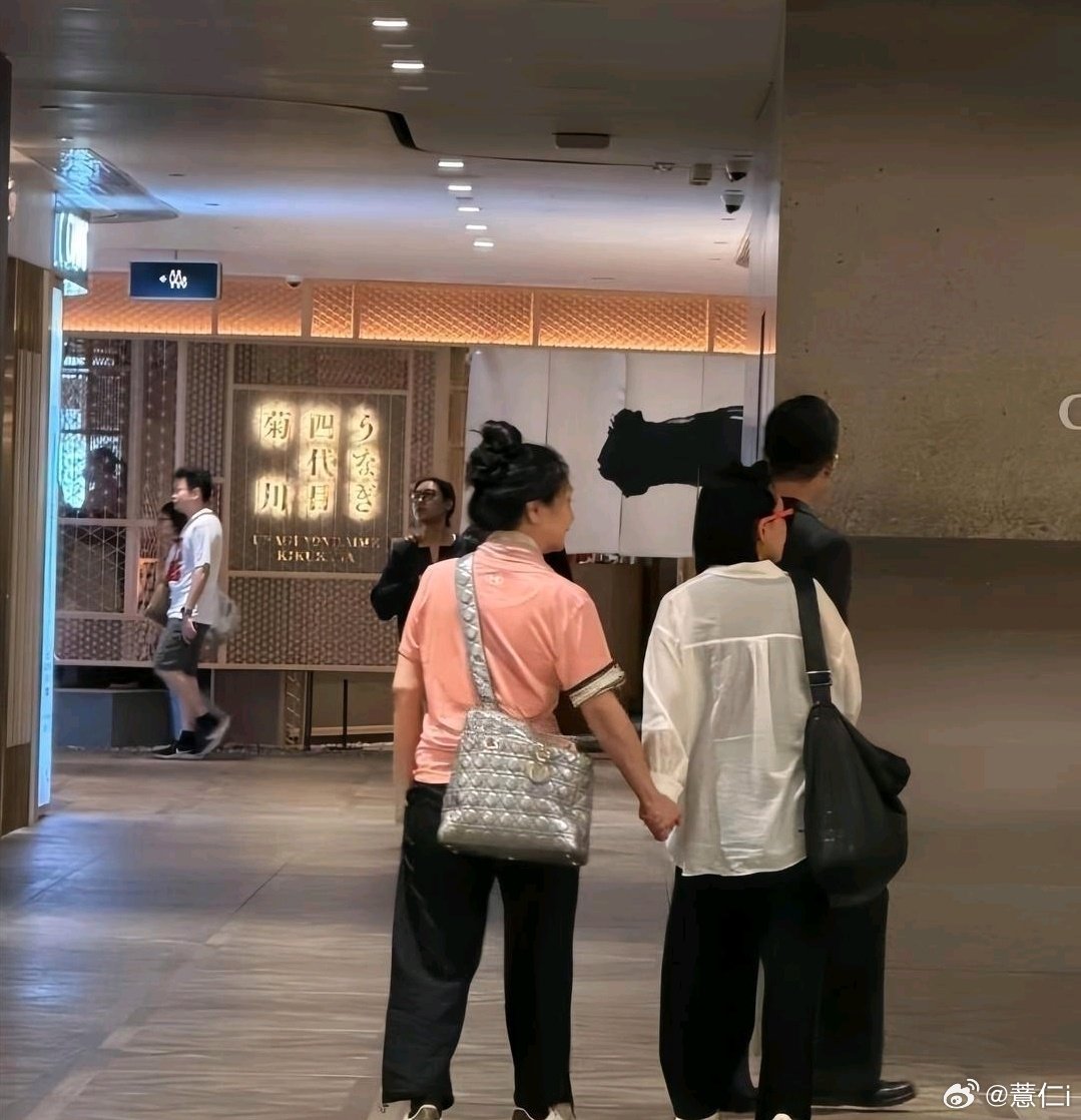 10月2号，小S一家在香港商场逛。47岁的她穿得简单，一直牵着S妈走。S妈过了七十，身子还结实，许雅钧在旁边跟着。 ​