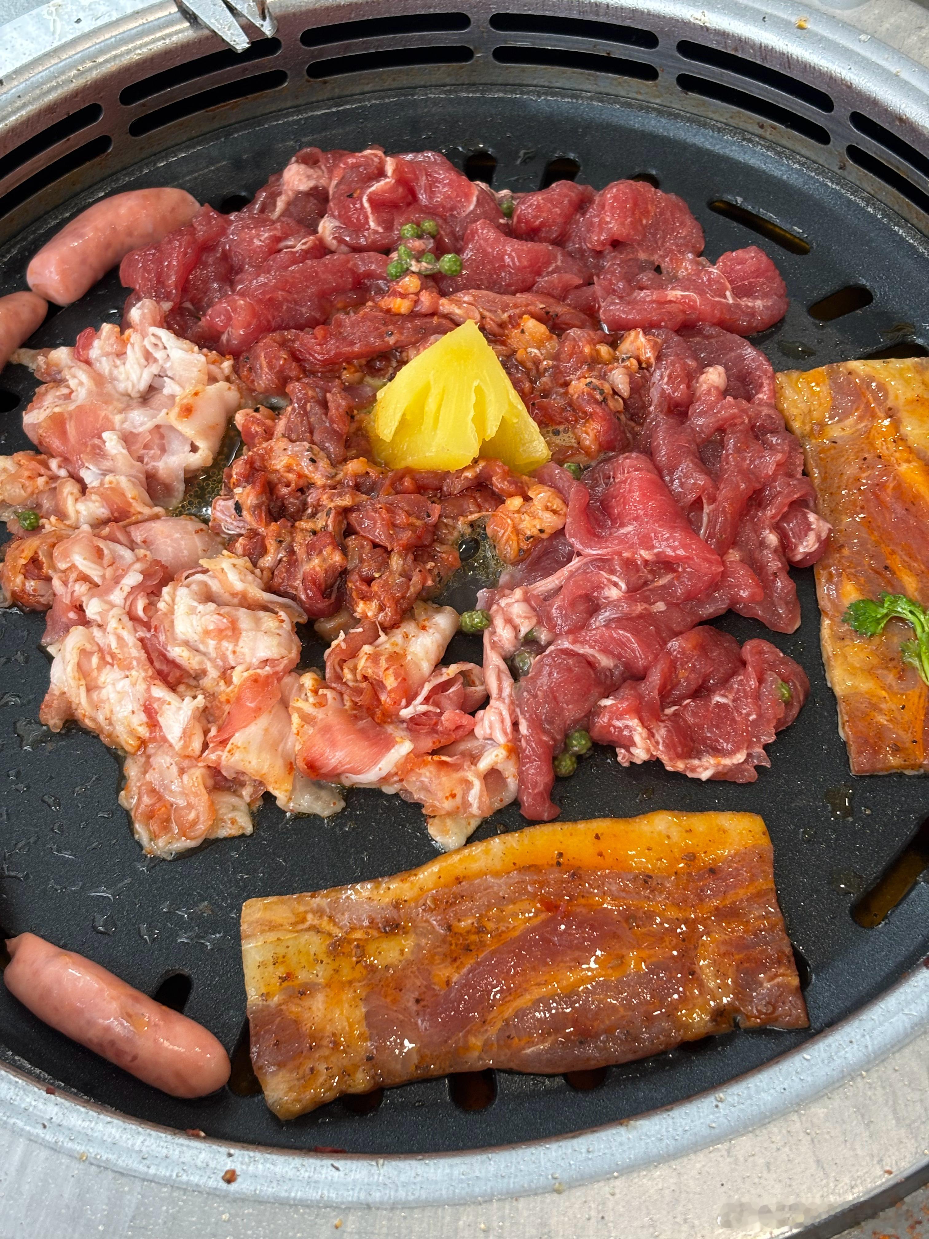 和胡萝卜看了龙餐馆 
买了齐司礼花束给胡萝卜
吃了烤肉 菠萝黄油烤肉好吃好吃，但短期内不想再吃烤肉了[可爱][可爱][可爱]诶呀呀电影好好看啊 就是有点沉重演员演技都很在线啊，贾马尔的豆大眼泪真的震撼到我了 我宣布这是本片最佳镜头！

在小红书看见的评论“俊生好像一只苦命的小狗，从小流浪，贱命 ​