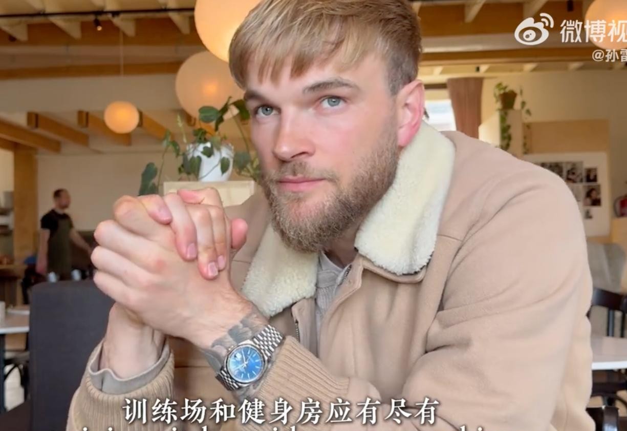 原成都蓉城外援提莫的一番大实话，直接撕开了一件让很多球迷都直挠头的怪事。
他在采访里纳闷，俱乐部在新都明明修了个顶配基地，足足十块专业训练场地，各种设施直奔世界级水准。
结果一线队日常训练呢？
依然挤在三圣乡公园里那个半开放的老地方，一共才三块草皮，外头还经常有人围观。
好好的豪华大庄园空着