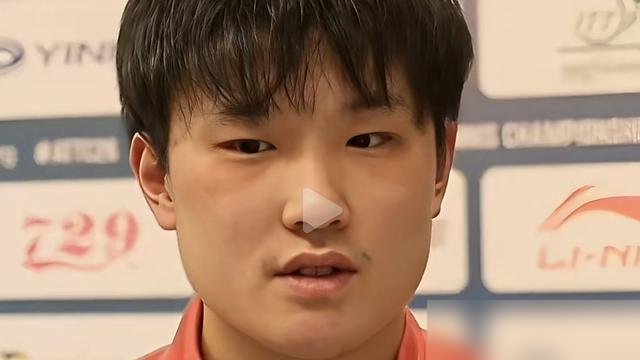 张本智和差点被队友坑死，日本队差点翻车。打哈萨克斯坦这种队，愣是被拖到第五盘，张本一个人砍两分才把命保住。
赛后他直接开麦，说松岛辉空为啥没上，自己压根不知道。户上隼辅还退赛了。等于日本队半支队伍是临时拼的，张本扛着往前走。
再看看领奖台，铜牌。张本还能挤出笑跟人互动，松岛全程冷脸，俩人中间隔了