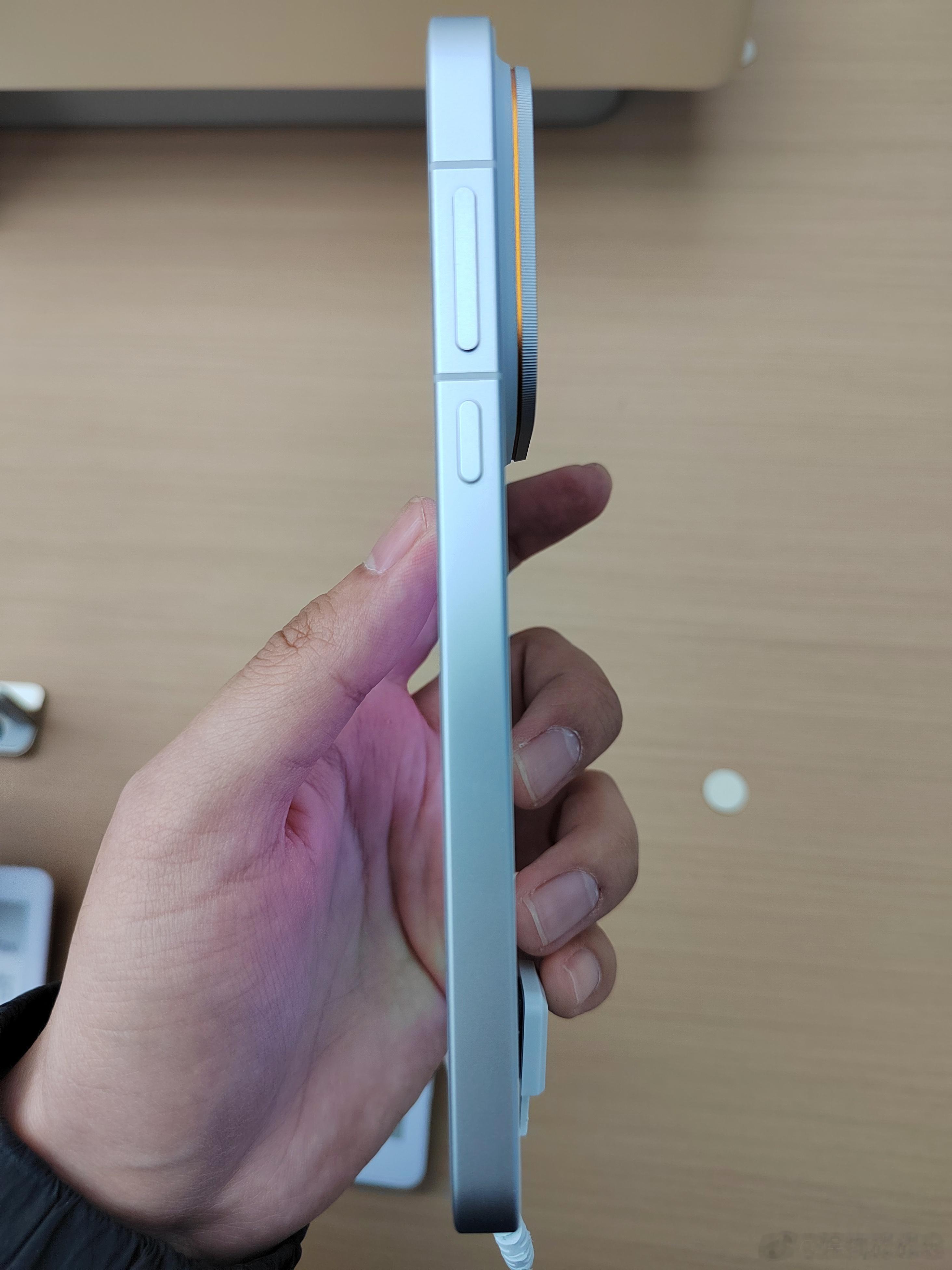 安卓旗舰即将发布，线下实际上手简单体验了下，目前pro max机型中，我去的商场，只有oppo和荣耀体验店展示出来
我的结论（不代表其他人）：荣耀magic 9 pro max手感最好，设计最和谐
图1-4 为oppo find x10 pro max，边框是金属的，后盖摸起来像玻璃手感，不同的材质，手感就不统一，稍微拿一会儿，后 ​