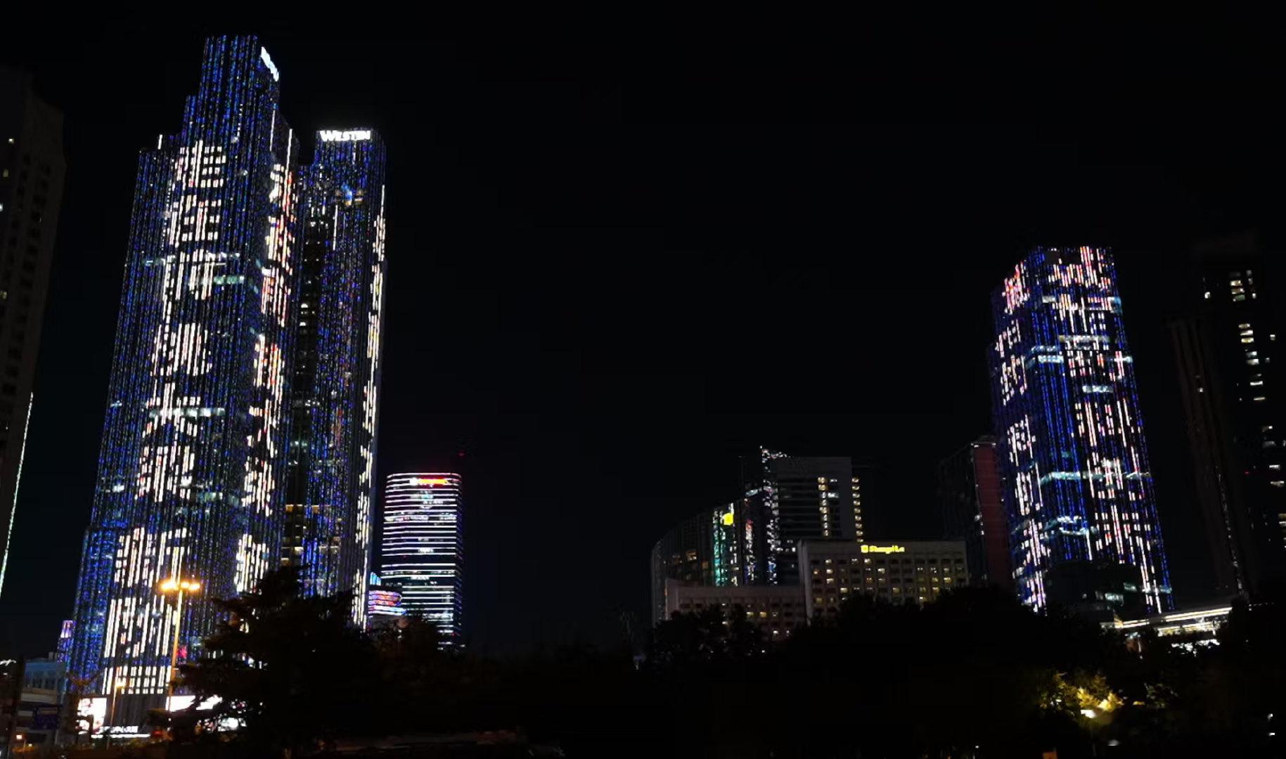 #科创中国创享青岛##青岛上演AI科创主题灯光秀##科创中国智汇齐鲁#
两千架无人机翱翔青岛夜空，以光影诠释新阶层建设力量。科创服务团到访，AI、VR、人形机器人三大前沿产业集中展出，勾勒青岛科创发展新图景。 ​