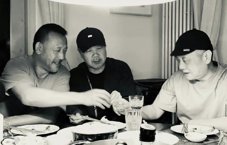 姜文、王朔、崔健三位聚餐时的一幕，三位都是早年京圈极具影响力的人物，相交多年。