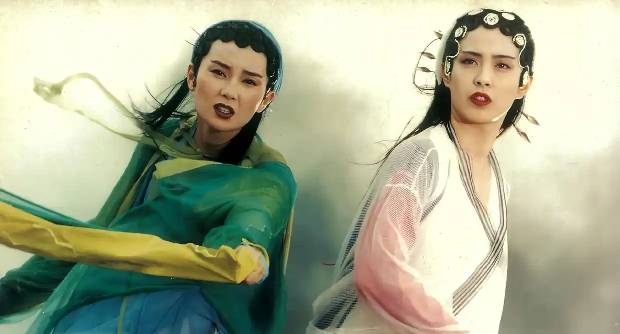#王祖贤拍青蛇时得罪片商#
一部传世经典《青蛇》，背后竟藏着这么多波折🌙
 
当年这个角色本来不是为王祖贤准备的，接到徐克邀约时，她还在国外度假，二话不说赶回香港救场出演白素贞。
 
拍戏期间一句无心的感慨，传到台湾片商耳中，直接惹怒资方，提出硬性要求：换掉王祖贤，否则就要撤资，剧组甚 ​